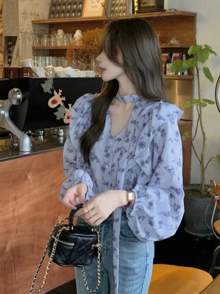 

Синяя шифоновая блузка с цветочным принтом, V-образным вырезом и длинными рукавами, женская, весенняя, модный дизайн, с завязками на шее, рукава-фонарики, трендовая, для повседневной носки...
