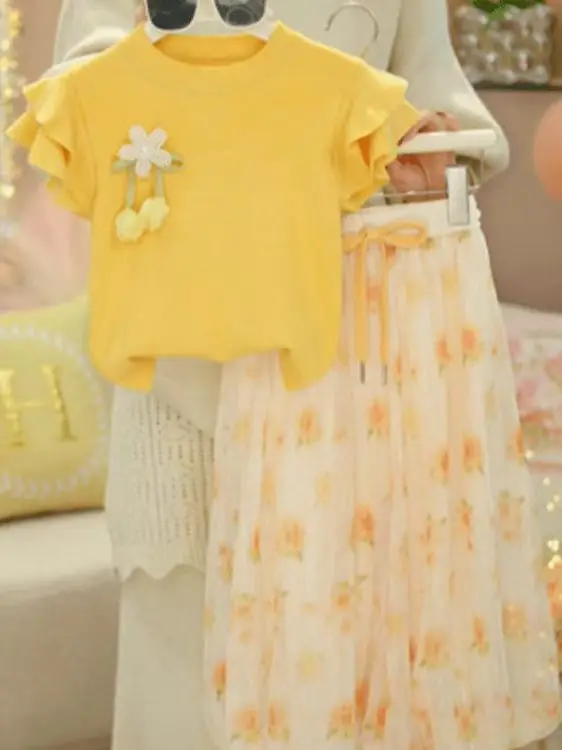 

Stunning Floral Two-Piece Set for Girls Breathable Short Sleeve round Neck Summer Collection Fashionable And Beautiful