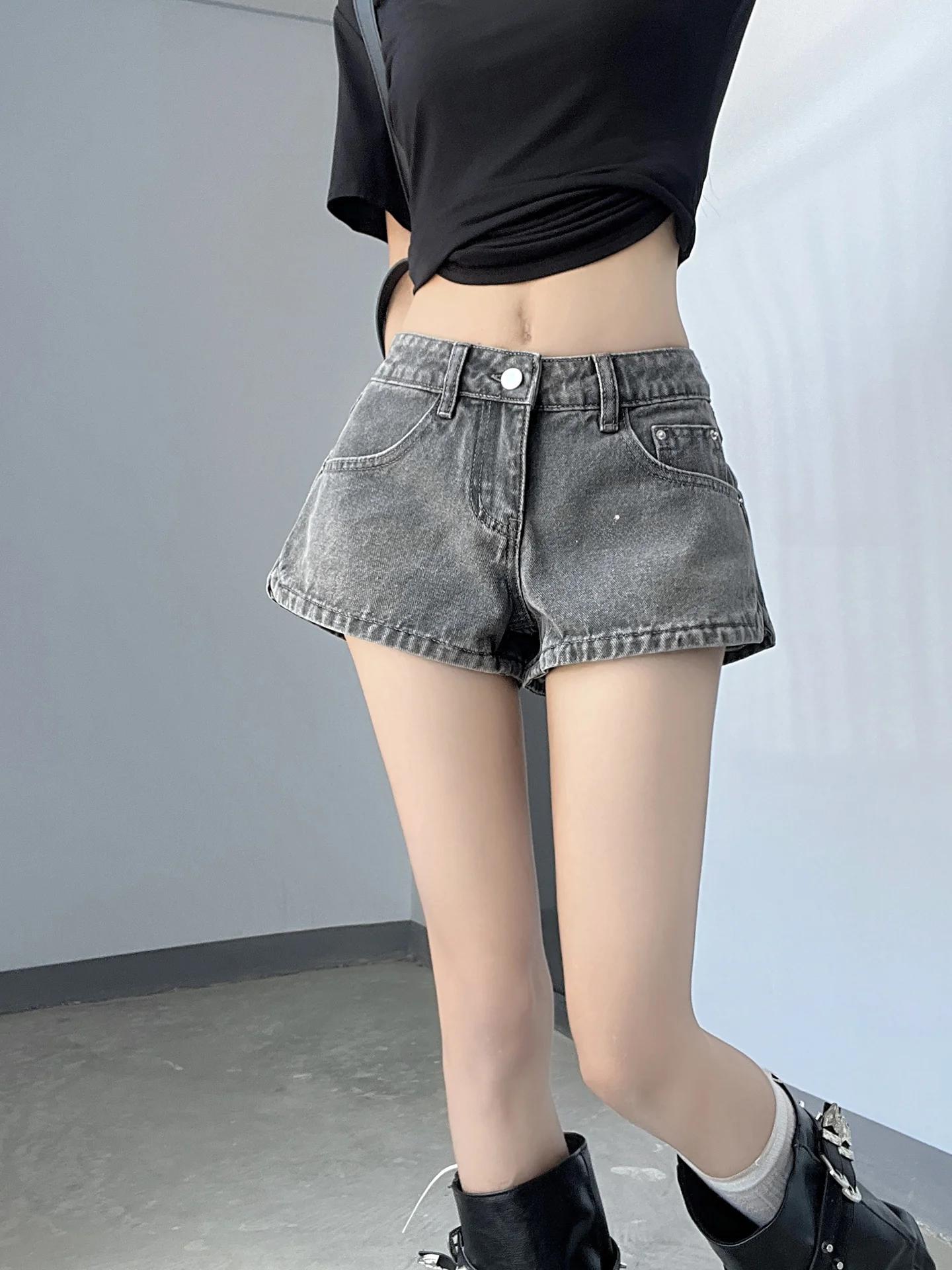 

American Retro Bright Blue Denim Shorts Women's Wide Pant Leg Design Leg Slimming Straight Tube Wear Hot Pants