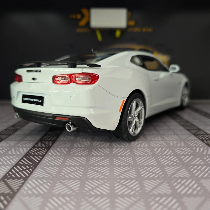 

1:18 simulation Chevrolet Camaro alloy car model doors and the front hood and trunk door can also be opened rich details,