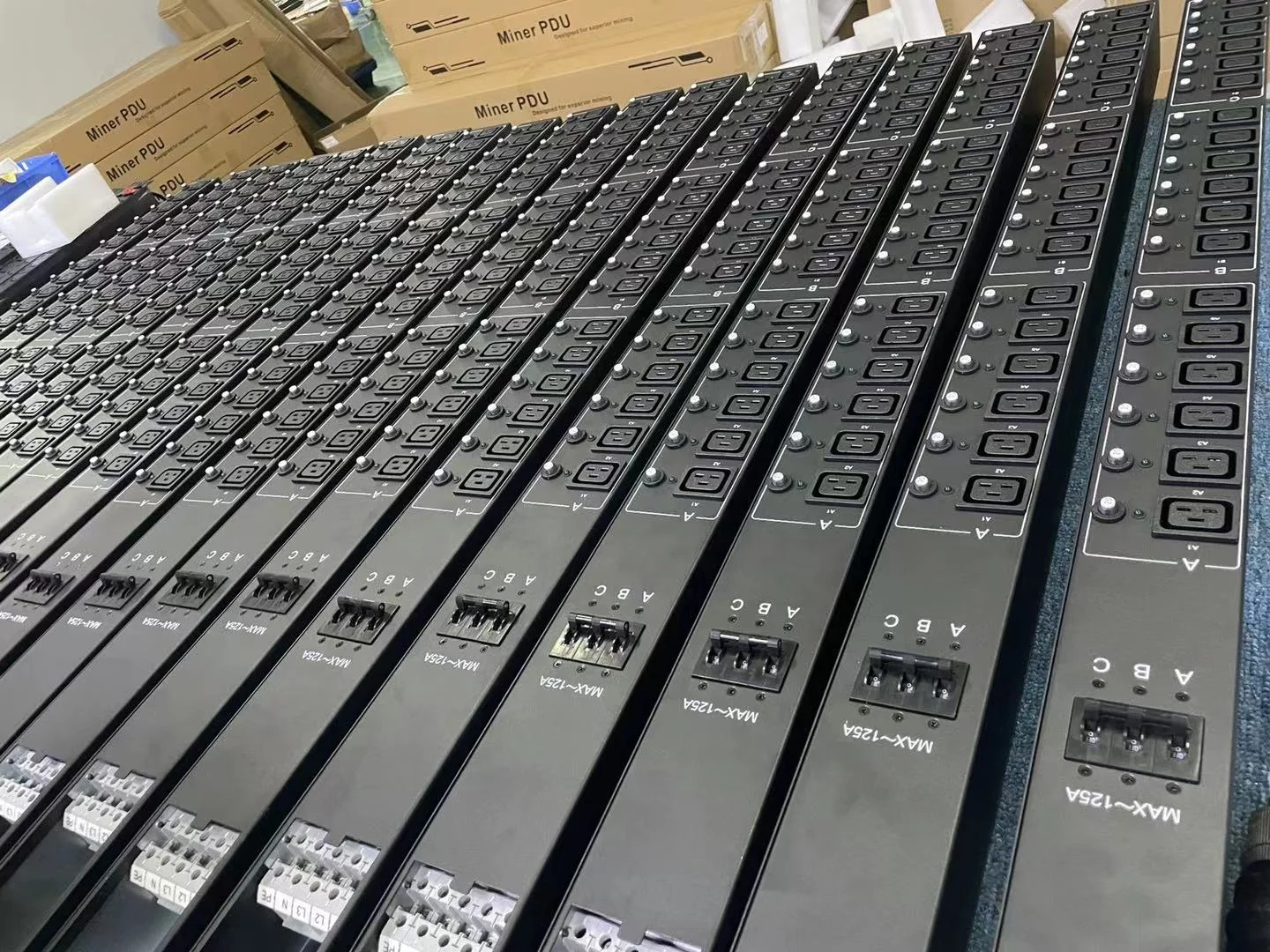 240C 415V 160a 125a C13 C19 Universal PDU Receptacle Rack PDU Rack Switchboard Power Distribution Unit