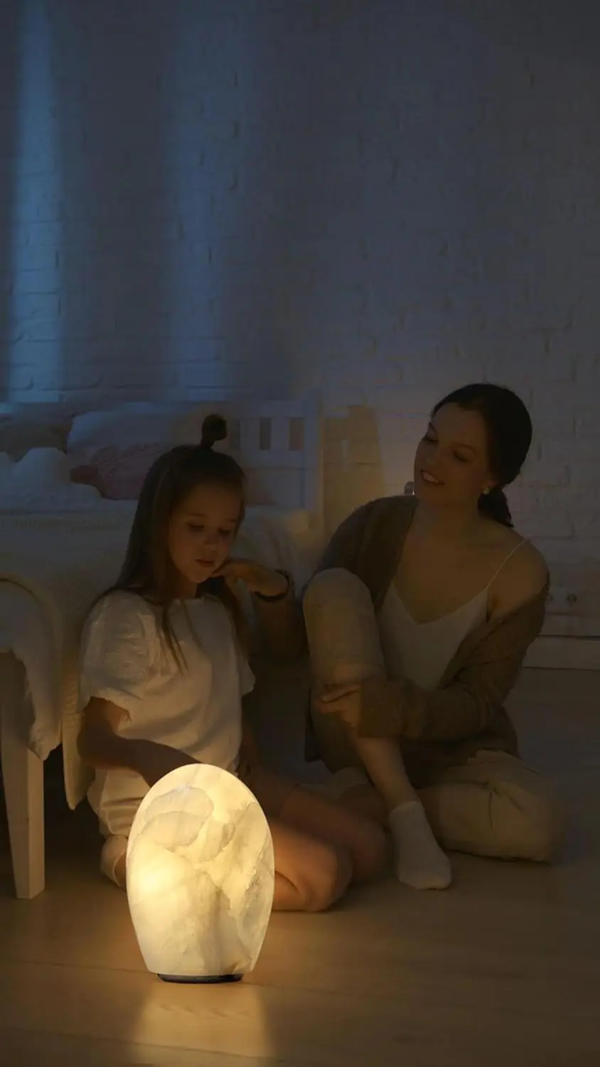 Lampada in cristallo di calcite realizzata a mano con bagliore ambrato dimmerabile, struttura naturale unica per l'arredamento della camera da letto