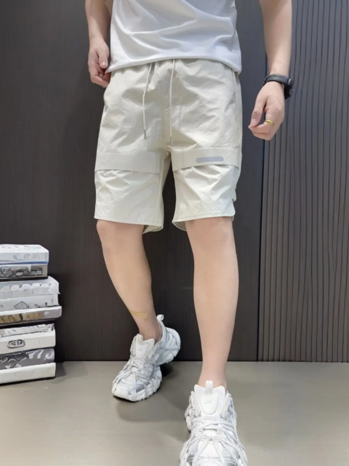 

Летние тонкие лазерно-перфорированные шорты из ледяного шелка для мужчин: модные, универсальные, свободные, дышащие, спортивные, длиной до колена.