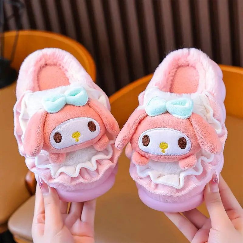 รองเท้าแตะผ้าฝ้ายสไตล์ใหม่สำหรับเด็ก Sanrio ลายคุโรมิ สำหรับเด็กผู้หญิง บุขนกำมะหยี่ น่ารัก สไตล์คู่พ่อแม่ลูก สำหรับเด็กขนาดกลางและใหญ่