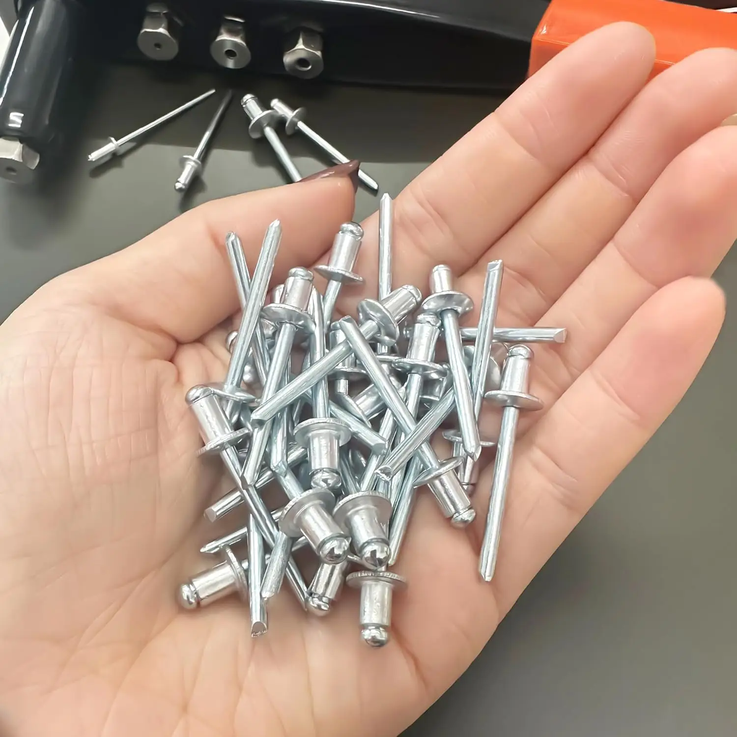 مجموعة مسدس برشام يدوية شديدة التحمل تتضمن المسامير والمكسرات العمياء لإصلاح السيارات والمشروعات المعدنية المنزلية التي تصنعها بنفسك