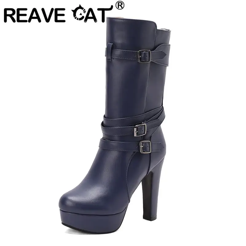 

REAVE CAT 2025 Женские модные ботинки до середины икры с круглым носком на массивном каблуке и пряжках на ремне, большие размеры 41 48 49 50 Клубные крутые горячие ботильоны