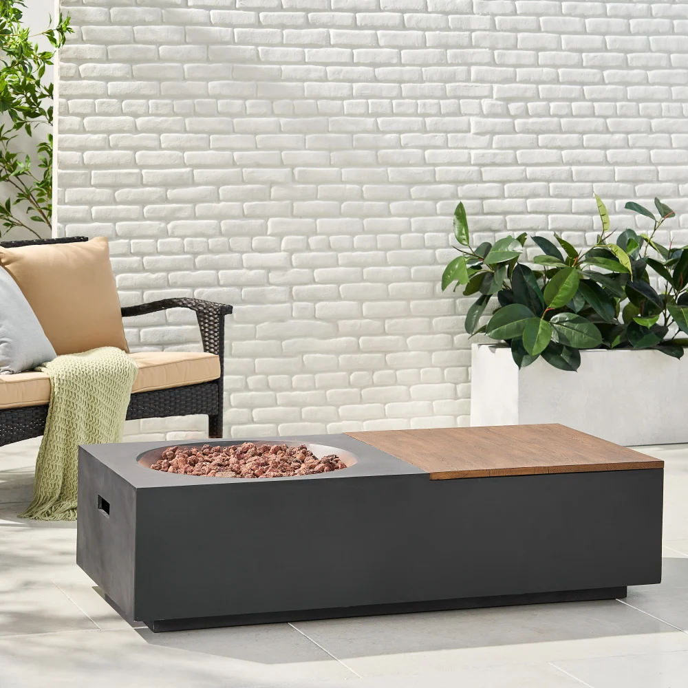 طاولة حفرة نار خرسانية خارجية 50K BTU مع سطح خشبي قابل للإزالة وتخزين مخفي باللون الرمادي الداكن لسطح حديقة الفناء للتخييم