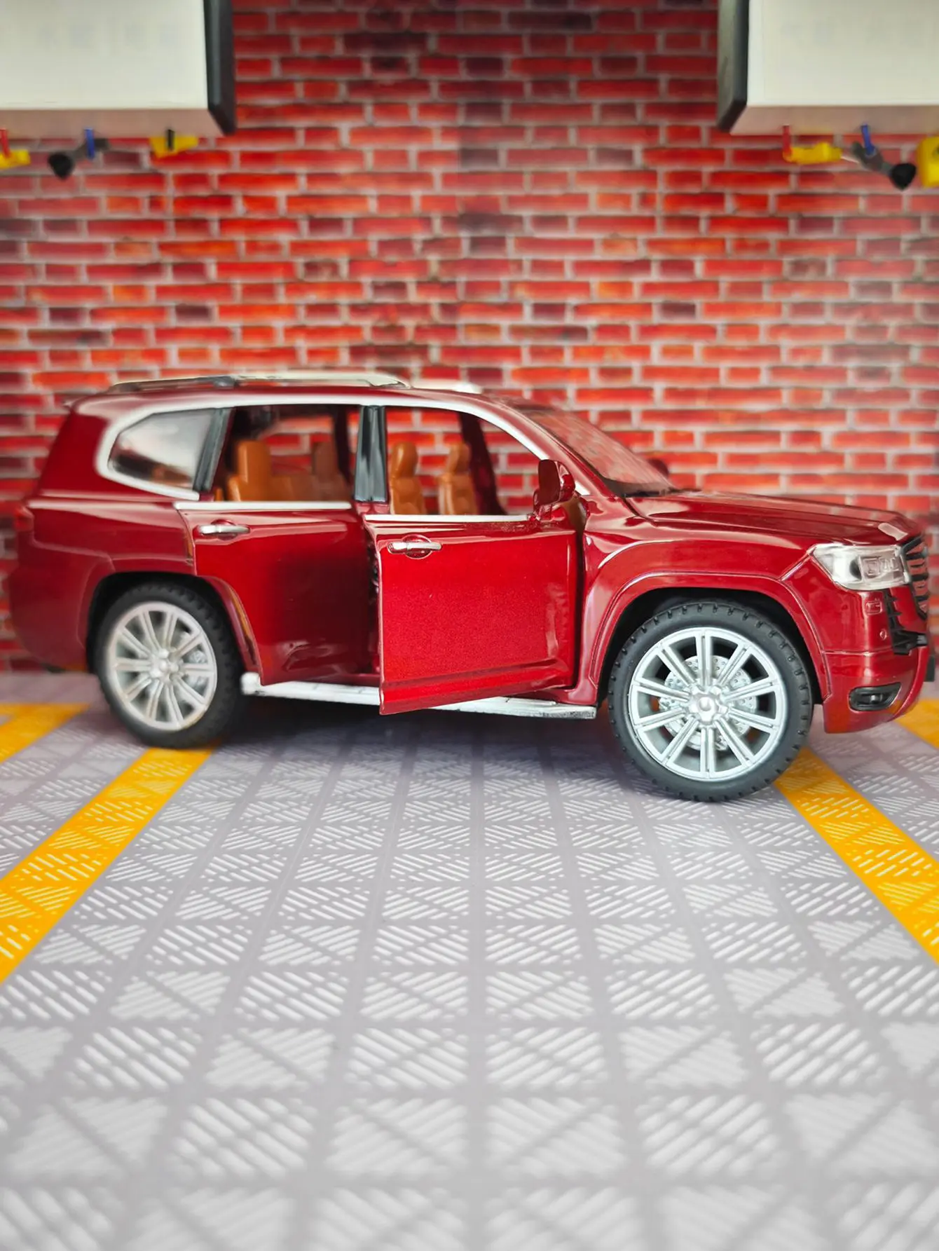 ของเล่นแบบดึงกลับ 1:24 พร้อมเสียงและแสง สามารถเปิดประตู ฝากระโปรง และฝากระโปรงท้ายได้ รถออฟโรด LC300 รุ่นอัลลอยด์ รายละเอียดมากมาย