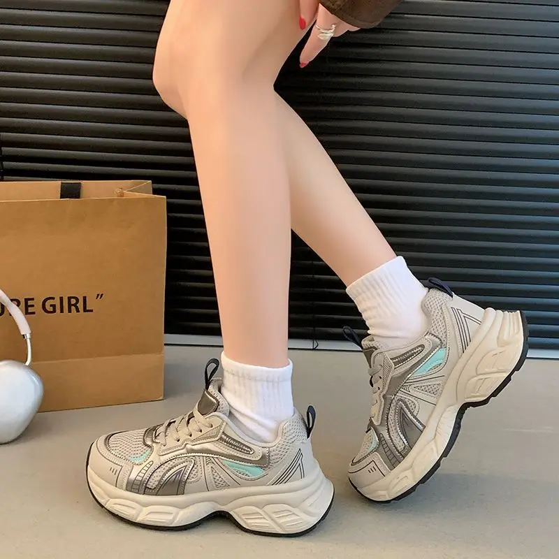 أحذية رياضية عالية الكعب للنساء ملابس رياضية شبكية قابلة للتنفس لصيف 2025 أحذية رياضية جديدة لزيادة الارتفاع متعددة الاستخدامات أحذية برباط للنساء