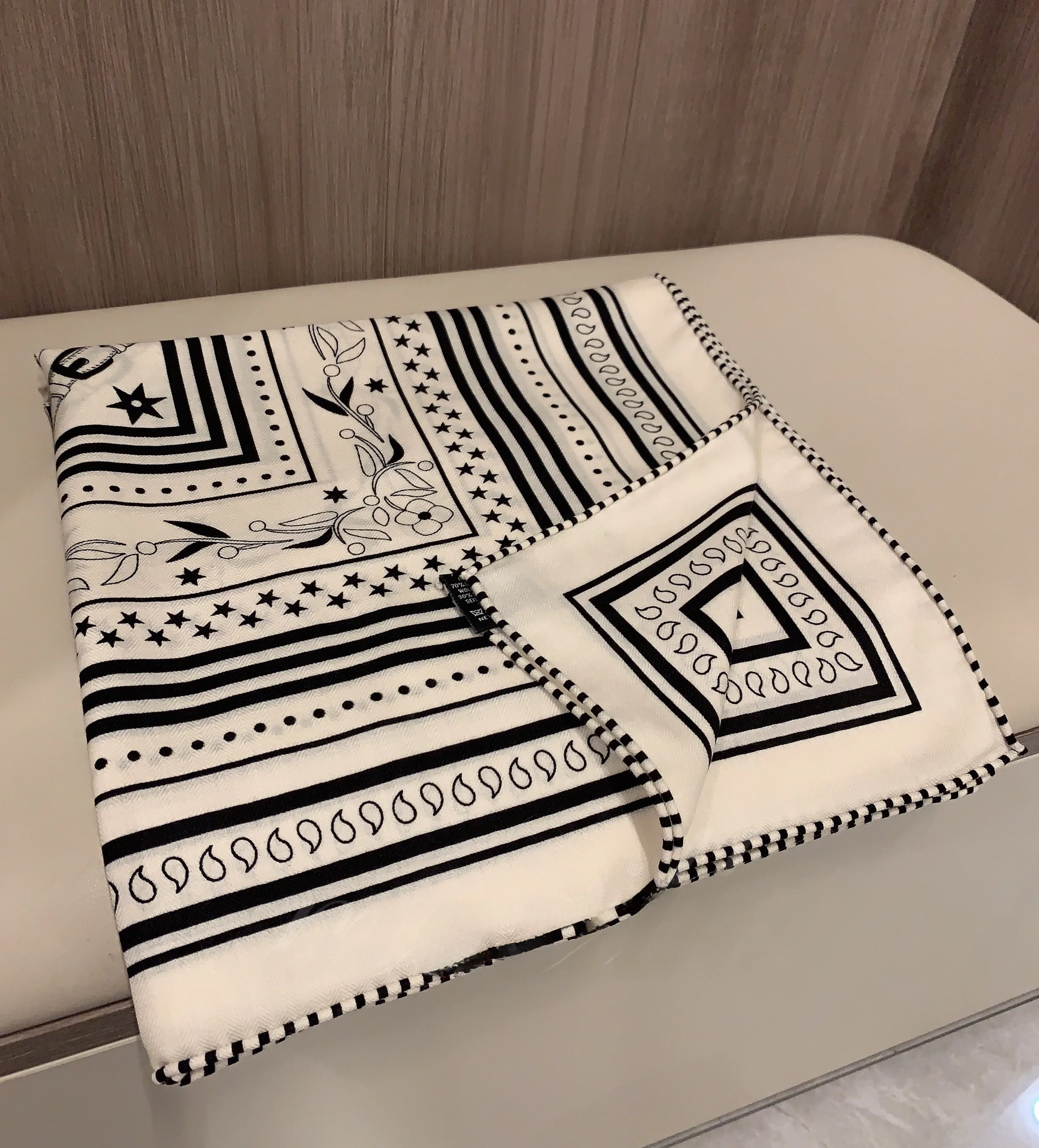 classique-bla-et-blanc-celebration-soie-douce-et-laine-de-haute-qualite-poincon-climatise-pour-les-femmes-coreen-sle-imprime-grand