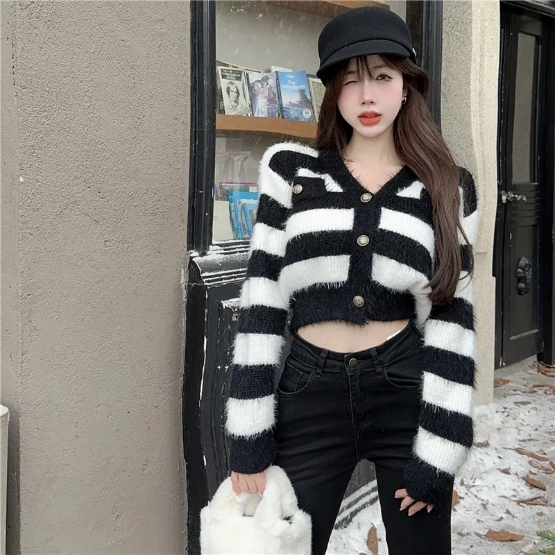 เสื้อคาร์ดิแกนแขนยาวลายทางขาวดำ กลิ่นอายความหอมอ่อนๆ สำหรับผู้หญิง ฤดูใบไม้ร่วง ฤดูหนาว คอวี ถักด้วยขนนก สไตล์อเนกประสงค์ เหมาะสำหรับใส่ทำงาน