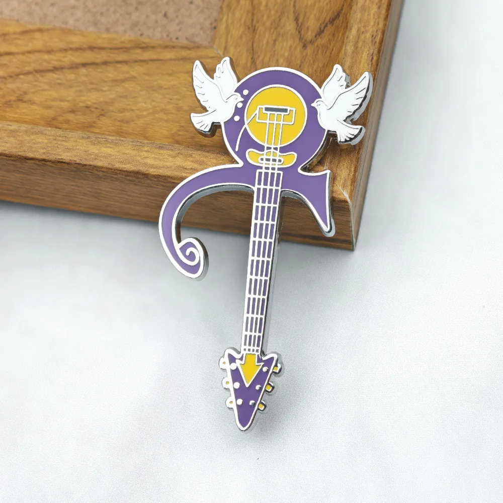 Prince Symbol Gitarren-Emaille-Anstecknadel, Purple Rain, weiße Taube, Ornament, Rockmusik, Metallbrosche, Abzeichen, Reversnadel, Rucksack, Fan, Sammlerstück, Geschenk – Detail 6
