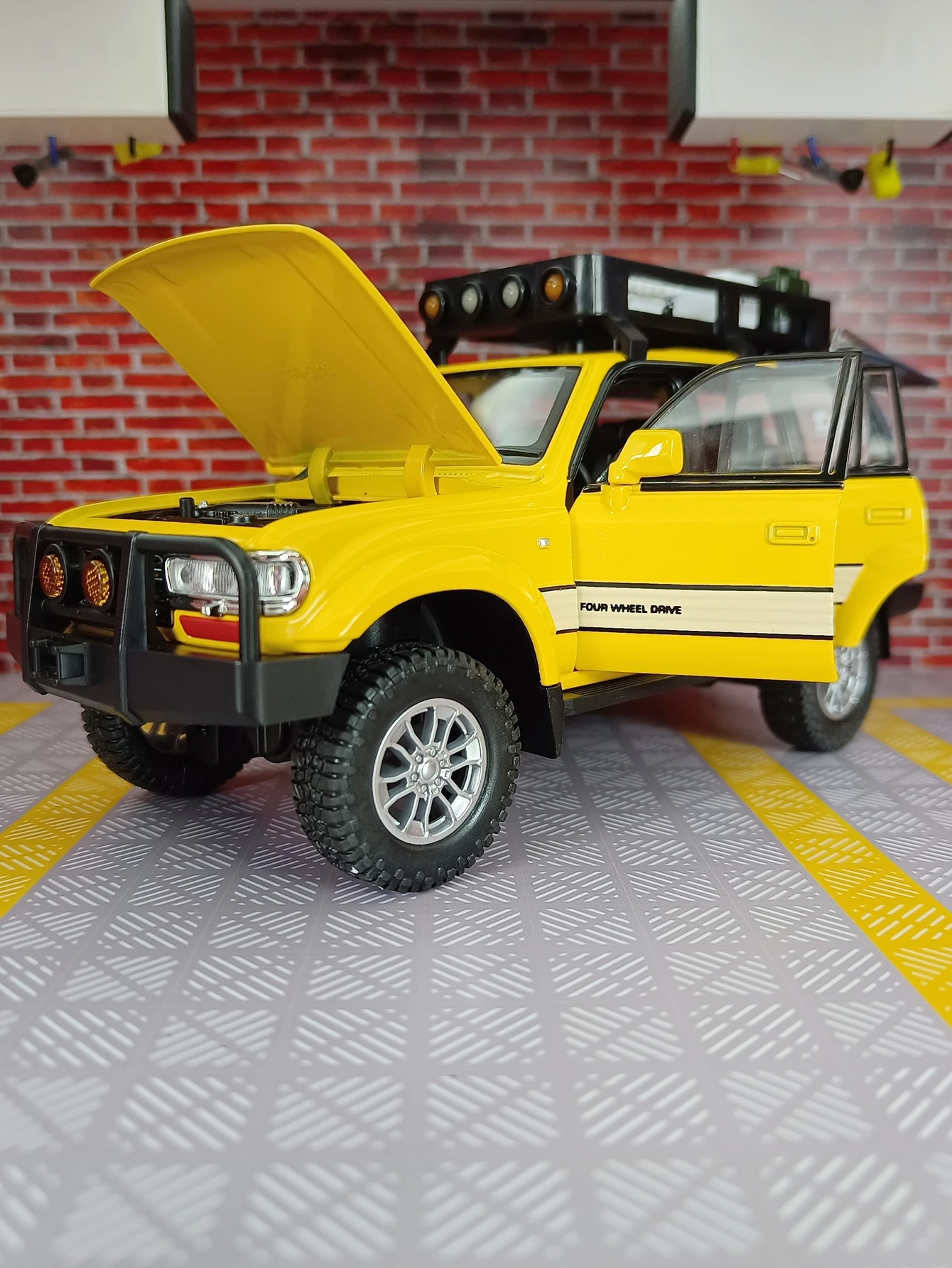 Modelo de vehículo todoterreno de aleación Toyota Land Cruiser LC80 1:24, colección de accesorios de coche, puertas y capó de motor, el maletero se puede abrir