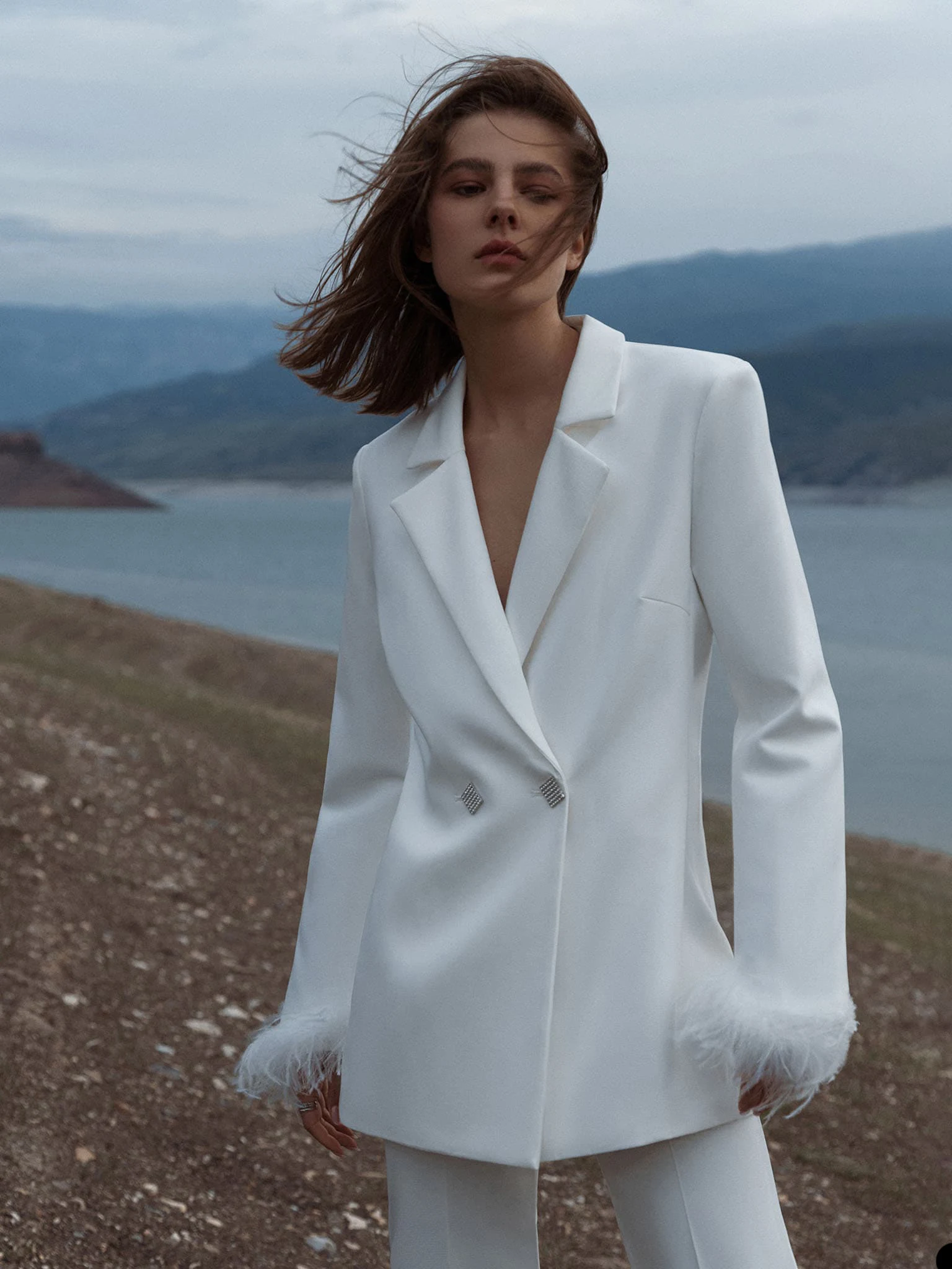 Traje blanco moderno de 2 piezas para mujer, Blazer, pantalones de pierna ancha, un botón, ropa de trabajo de plumas, ropa de trabajo a medida para madre de la novia