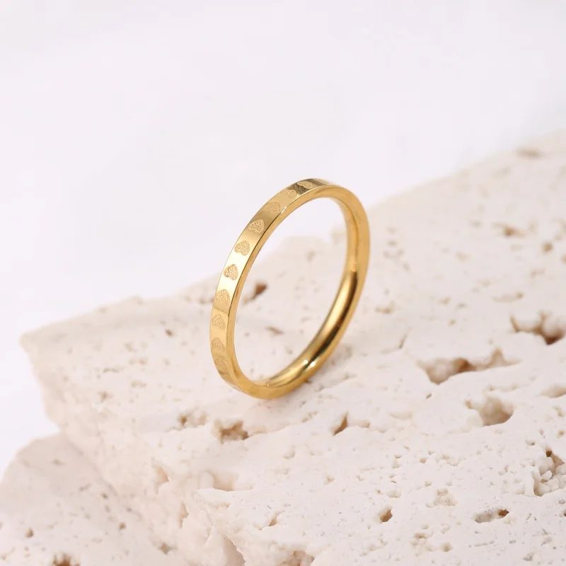 1 piece stainless steel 18K gold-plated ring with engraved hearts all around, simple heart mark romantic ring. Minimalist and versatile style for women, suitable for both work and casual wear, a gentle and atmospheric everyday accessory