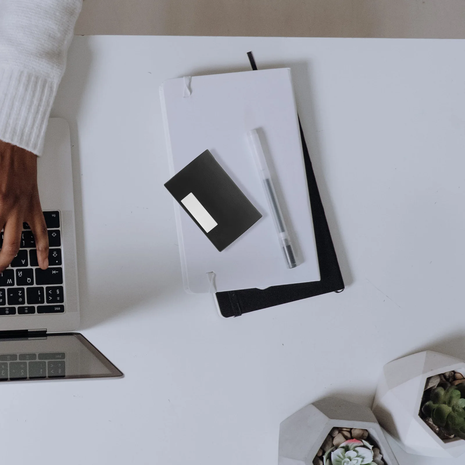 

Elegant PU Business Card Holder with Metal Flap Stylish Card Carrier for Professionals High Capacity Storage for Office