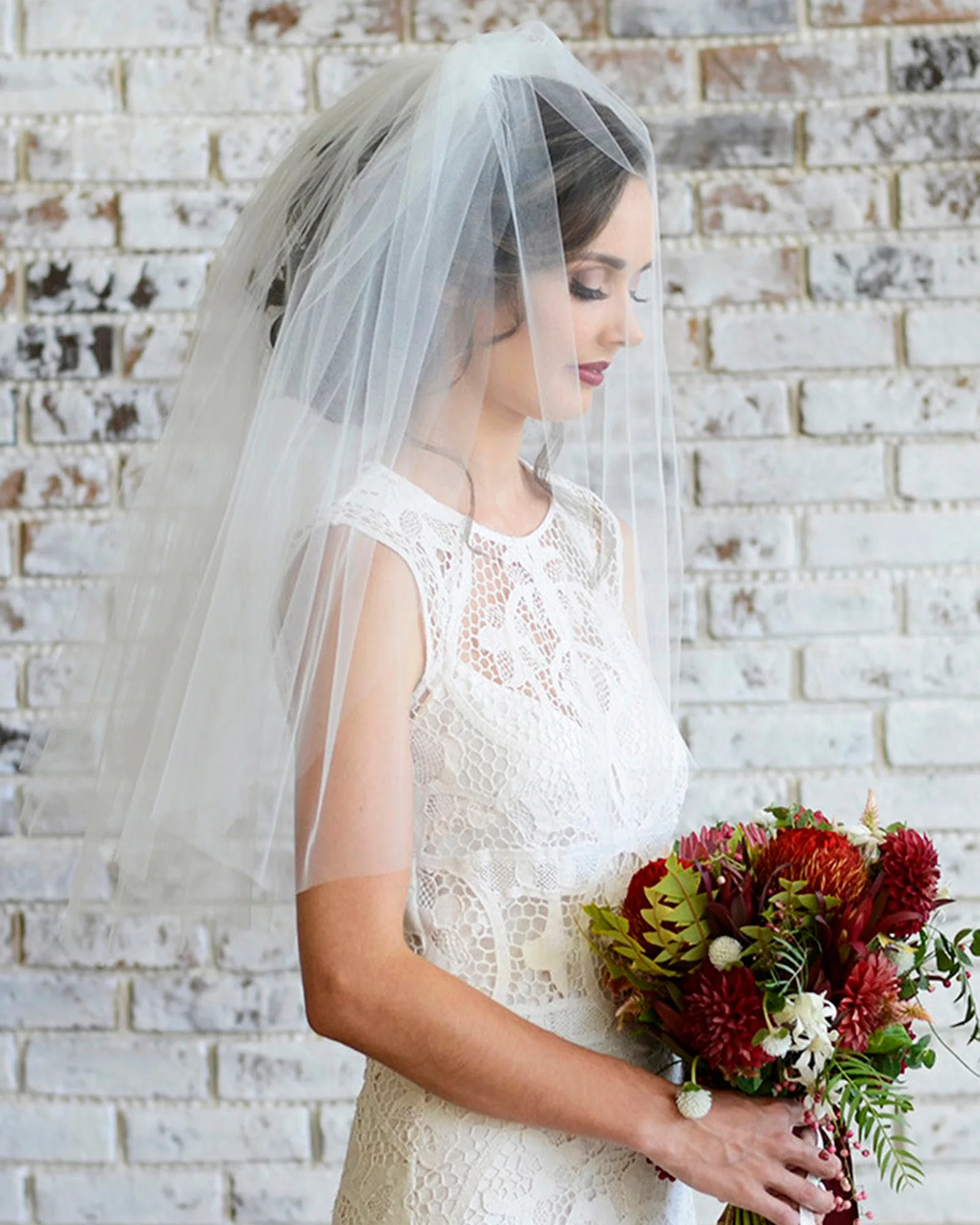 

2-Tier Short Bridal Veil with Metal Comb Simple Vintage Tulle Wedding Veil 60cm Elegant Headpiece for Brides Wedding Party V26