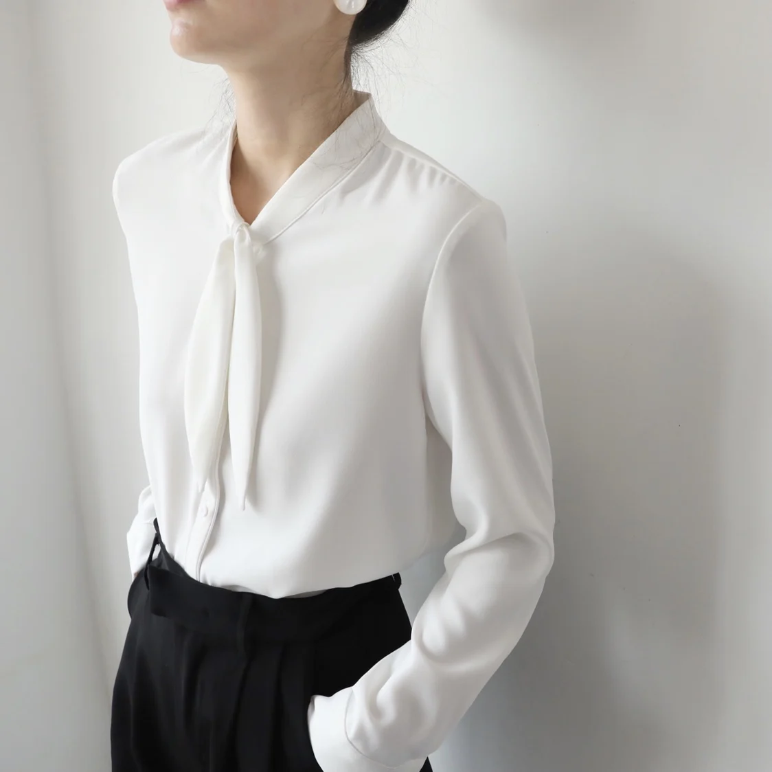 

Белая женская блузка Sensation: Новинка, осенний топ с завязками, однотонный, для офиса, с длинным рукавом, прямого кроя