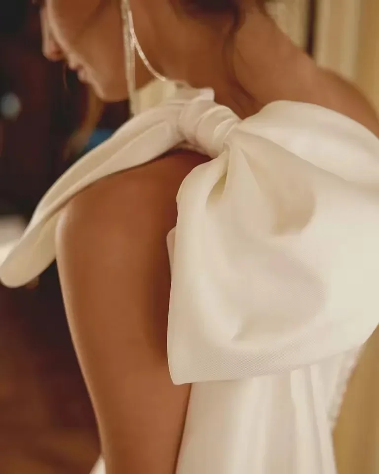 エレガントなワンショルダーサテンのウェディングドレス大きなリボン A ラインプリンセスブライダルドレスベストウェディングボールドレスカスタマイズ