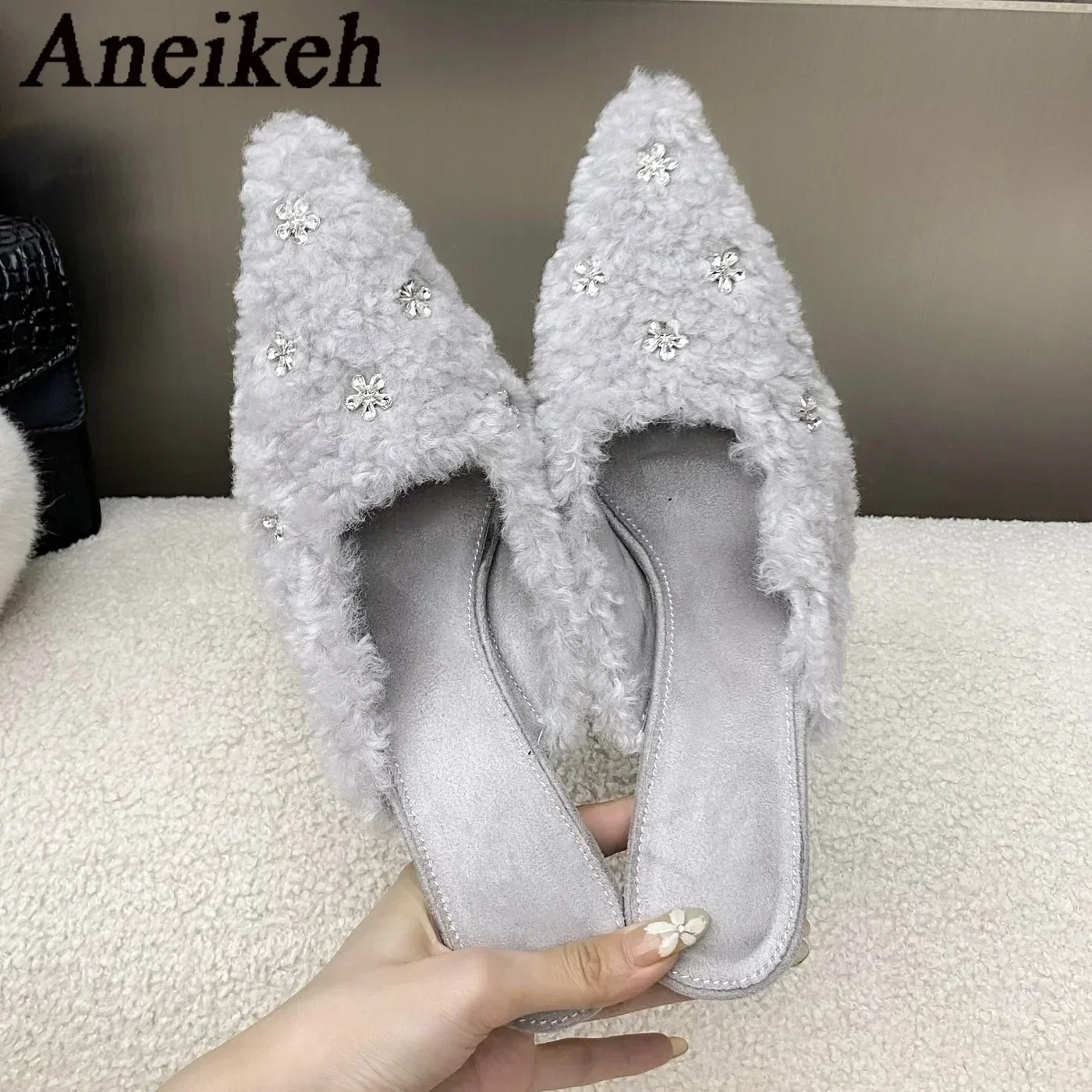 Aneikeh Flauschige Hausschuhe Frauen Winter Mode Dünne Fersen Kopf Maultiere Blume Strass Party Spitz Pumpen Schuh Süße Slip-On