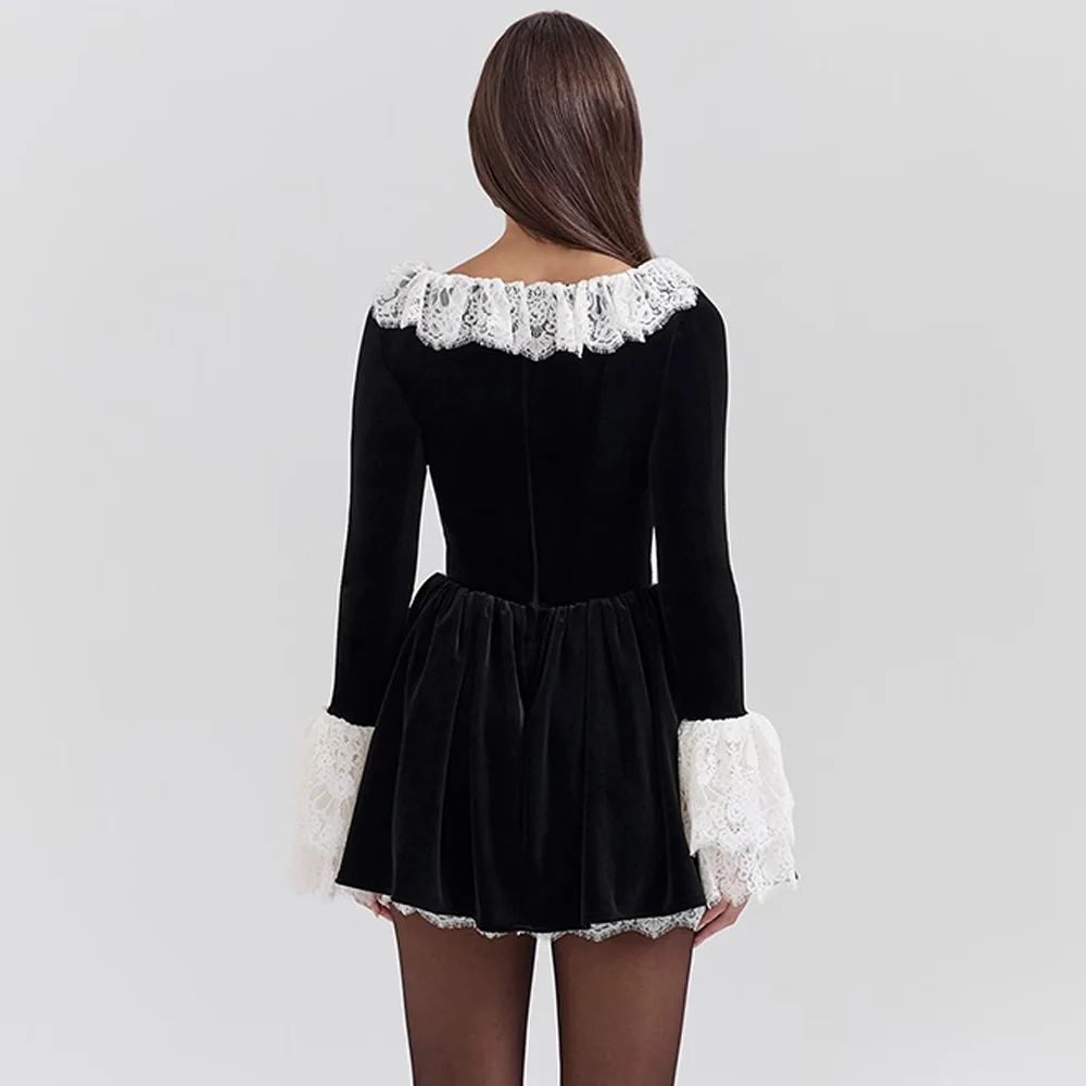 Vestido F de Inverno com Saia Curta de Cintura Alta com Renda, Manga Longa, Gola Quadrada e Design em Patchwork, Tecid...