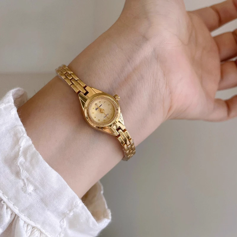 Classic trend women's watch elegant simple light luxury waterproof 2025 quartz watch birthday gift
