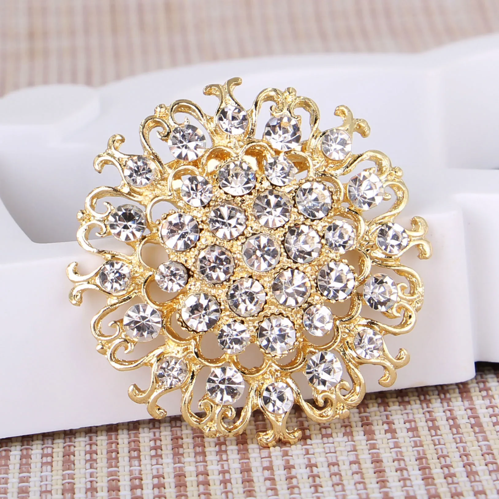 New 2 Pcs/bag Round Diamond Flower Shape Brooch DIY Simple Joker Clothing Scarf Decoration Accessories