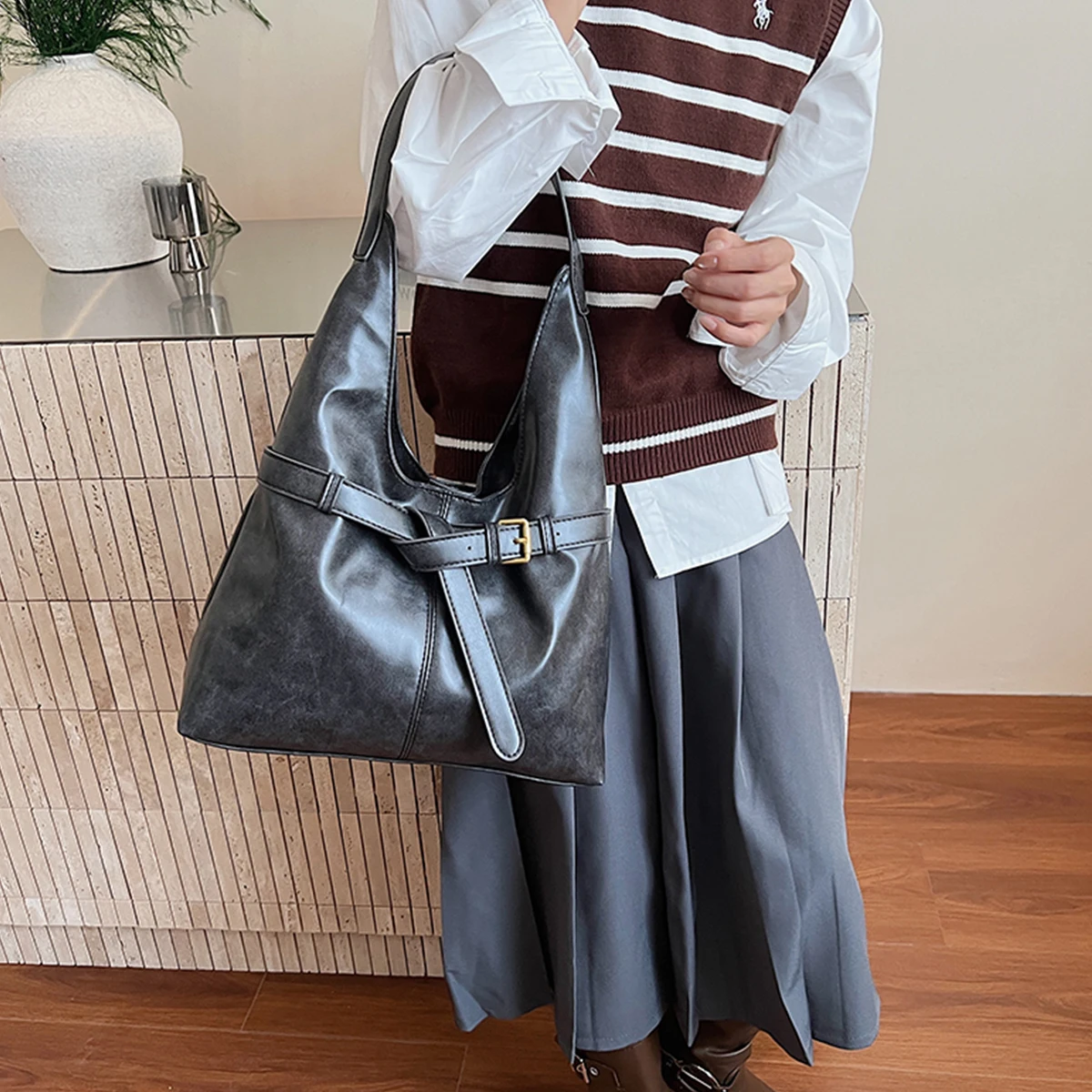 حقيبة كتف لامعة كلاسيكية خفيفة الوزن ذات سعة كبيرة من البولي يوريثان مقاومة للماء بلون سادة ومشبك مغناطيسي ومقابض مزدوجة