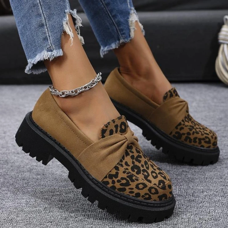 Mode Leopard Wildleder Loafer Schuhe Frauen 2025, Sommer Runde Kappe Mittlerer Absatz Freizeitschuhe Slip on Driving Schuhe Plus Größe 43