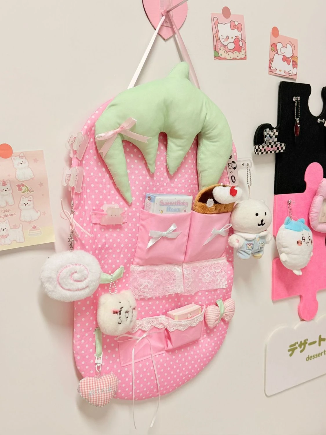 ที่เก็บของติดผนังทำมือสำหรับผู้ใหญ่ที่ชอบความน่ารัก ลายใบโคลเวอร์สี่แฉกและสตรอว์เบอร์รี พร้อมผ้าคลุมกันฝุ่น