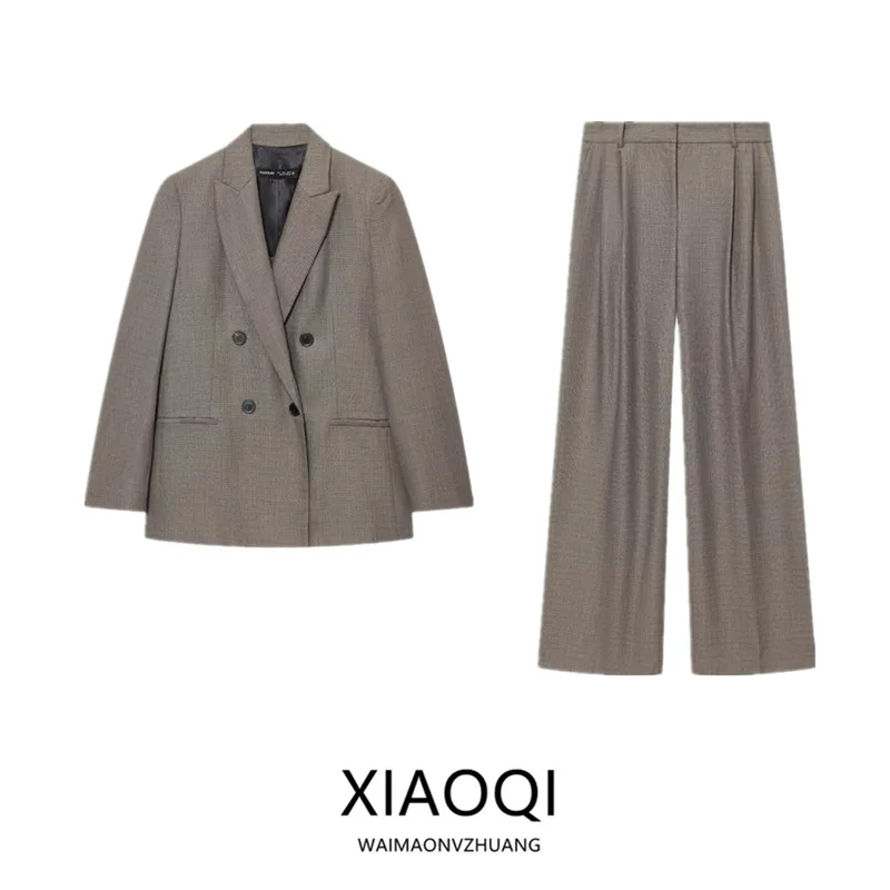 

Женский модный осенний костюм 2025: двубортный пиджак с подплечниками и элегантный приталенный комплект из двух предметов для взрослых