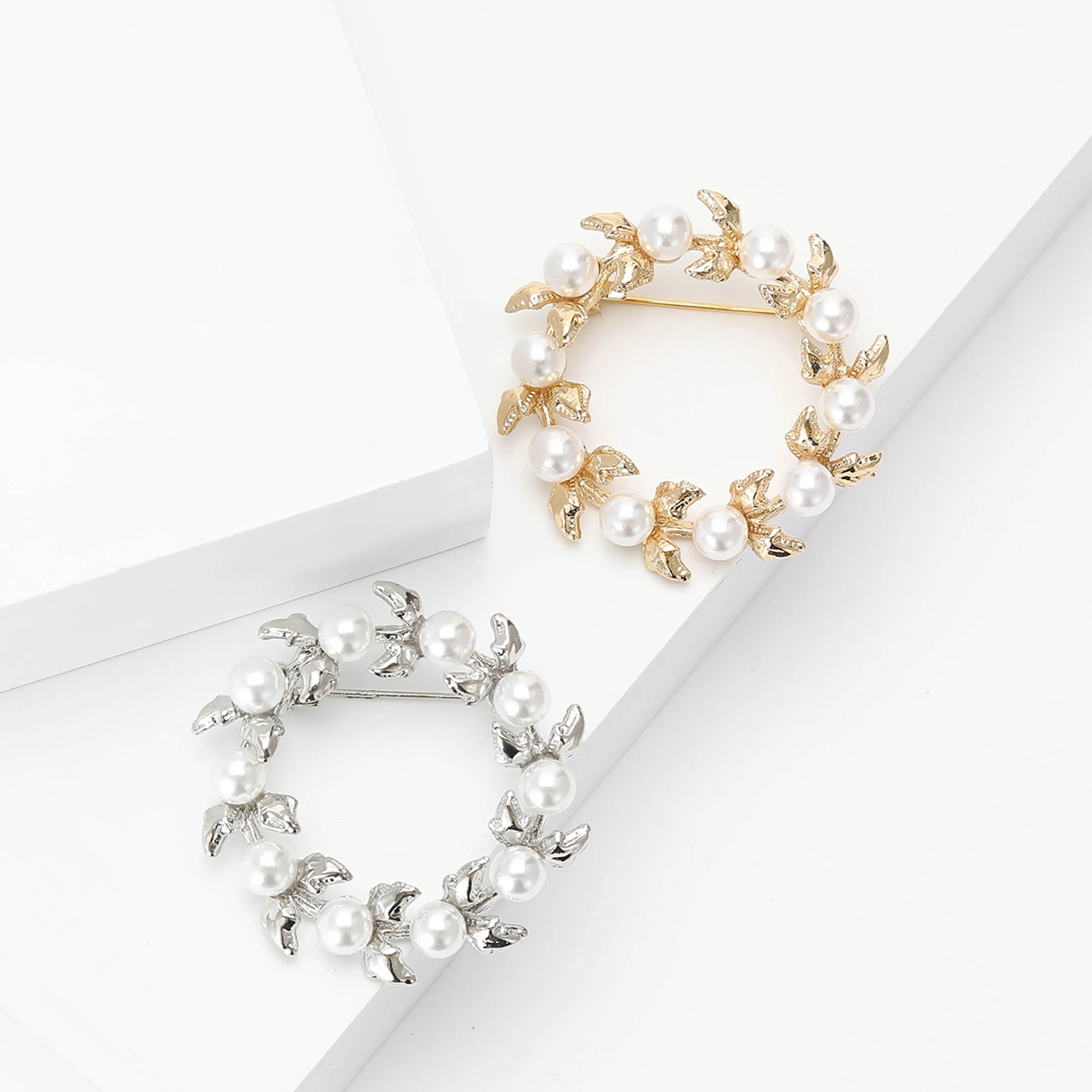 Stylish Pearl Wreath Brooches  - đánh giá và giá Event Party
