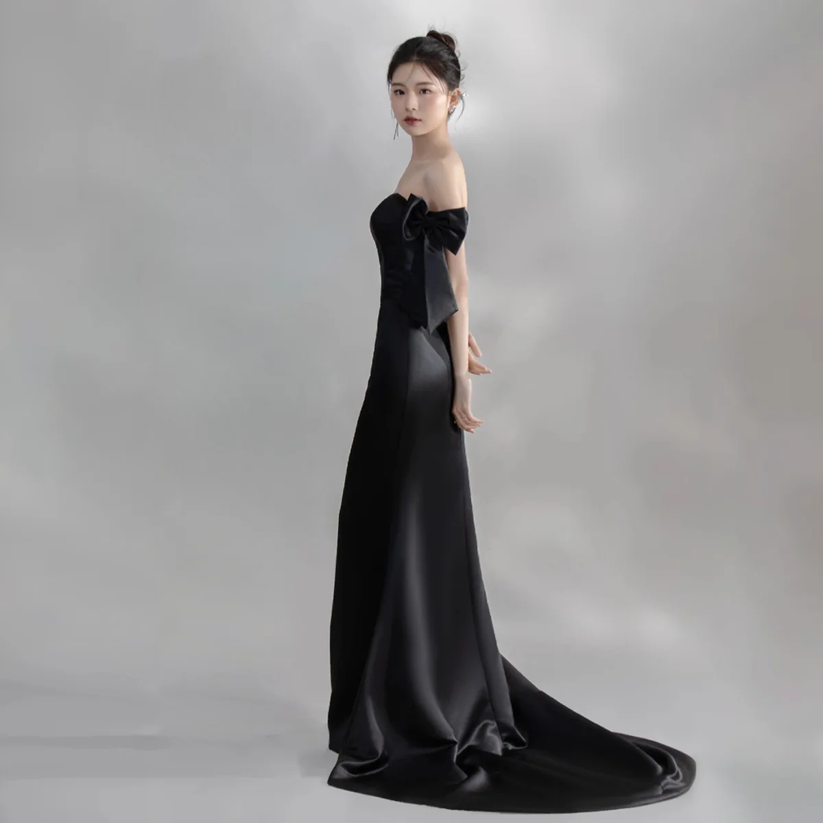 Lichte trouwjurk off-shoulder trip shoot studio thema paar foto's maken gastheer zwart satijn fishtail avond voor dames