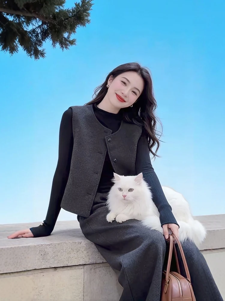 

Повседневный спортивный костюм для женщин: комплект из трех предметов (жилет, прямые брюки 7/8 и футболка) для зимы 2026 – универсальный и комфортный.