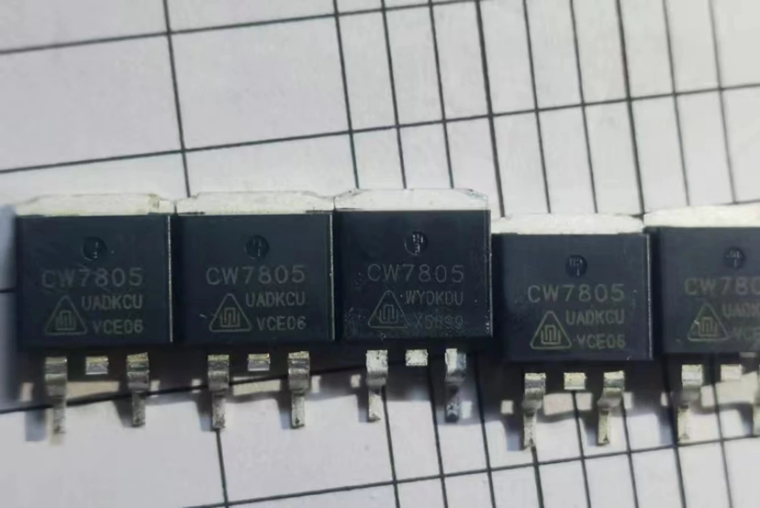 CW7805 three-terminal voltage regulator IC integrated circuit module TO-263