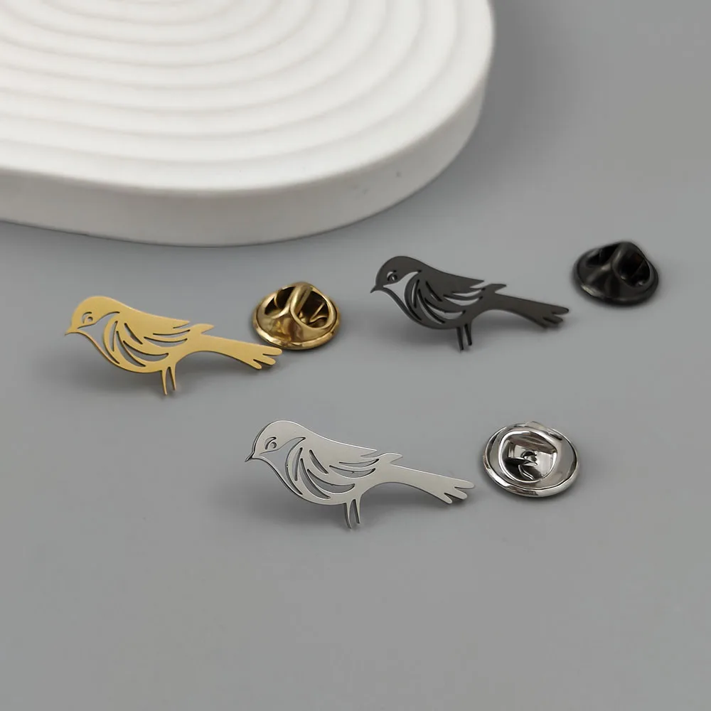 Metal costume brooch. Golden and cute sparrow stainless steel brooch, universal chest badge pin, used as a luggage decoration