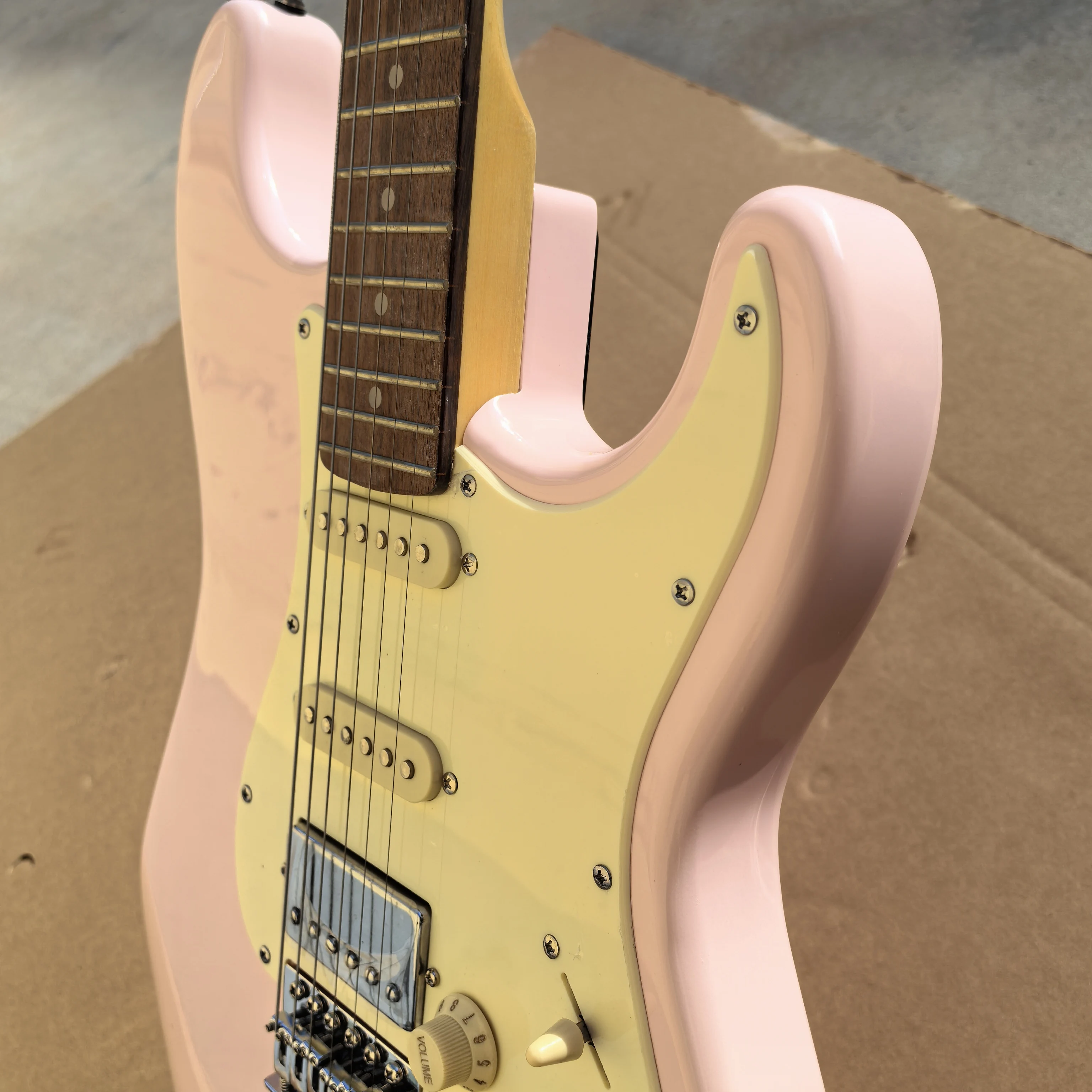 Detik pabrik, gitar listrik 6 senar merah muda, headstock mengkilap, bodi kayu mahoni, fingerboard rosewood, tersedia. 22 fret.