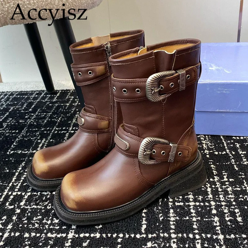 

Autumn Retro Big Head Mid length Boots with Metal Buckle Decoration Solid Color Thick Heels Handsome and Versatile Knight Boots