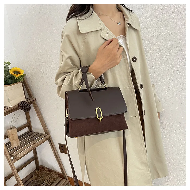 حقيبة نسائية ذات ملمس ممتاز لعام 2025 - تصميم مربع صغير متعدد الاستخدامات، أسلوب مصمم بسيط على الموضة، استخدام تحت الإبط/الكتف/الرسول