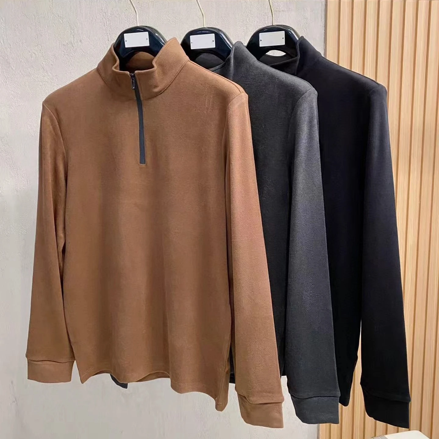 

Итальянская однотонная бархатная рубашка с вышивкой LP и полумолнией с воротником-стойкой и длинными рукавами