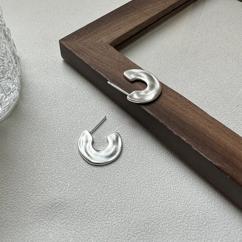 

S925 Sterling Silver Frosted Fashion Curved Pleated Blogger Earrings with Korean Design for Gift 925 Silver Jewelry Accessories