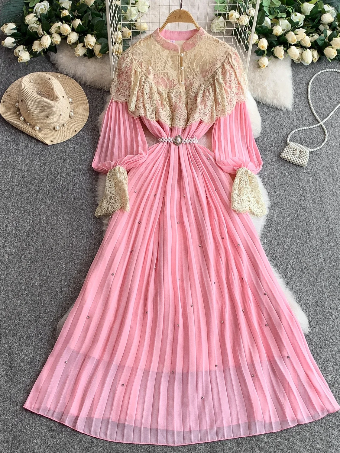 Vestido de Gala E com Gola Alta e Renda, Luxuoso com Bordado Pesado e Detalhes em Diamante, Cintura Ajustável e Psado