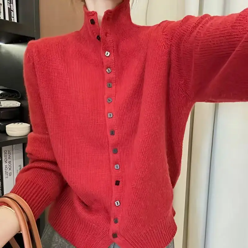 سترة صوفية رمادية نصف الياقة المدورة للنساء في خريف وشتاء 2025 بلوزات محبوكة بنمط جديد