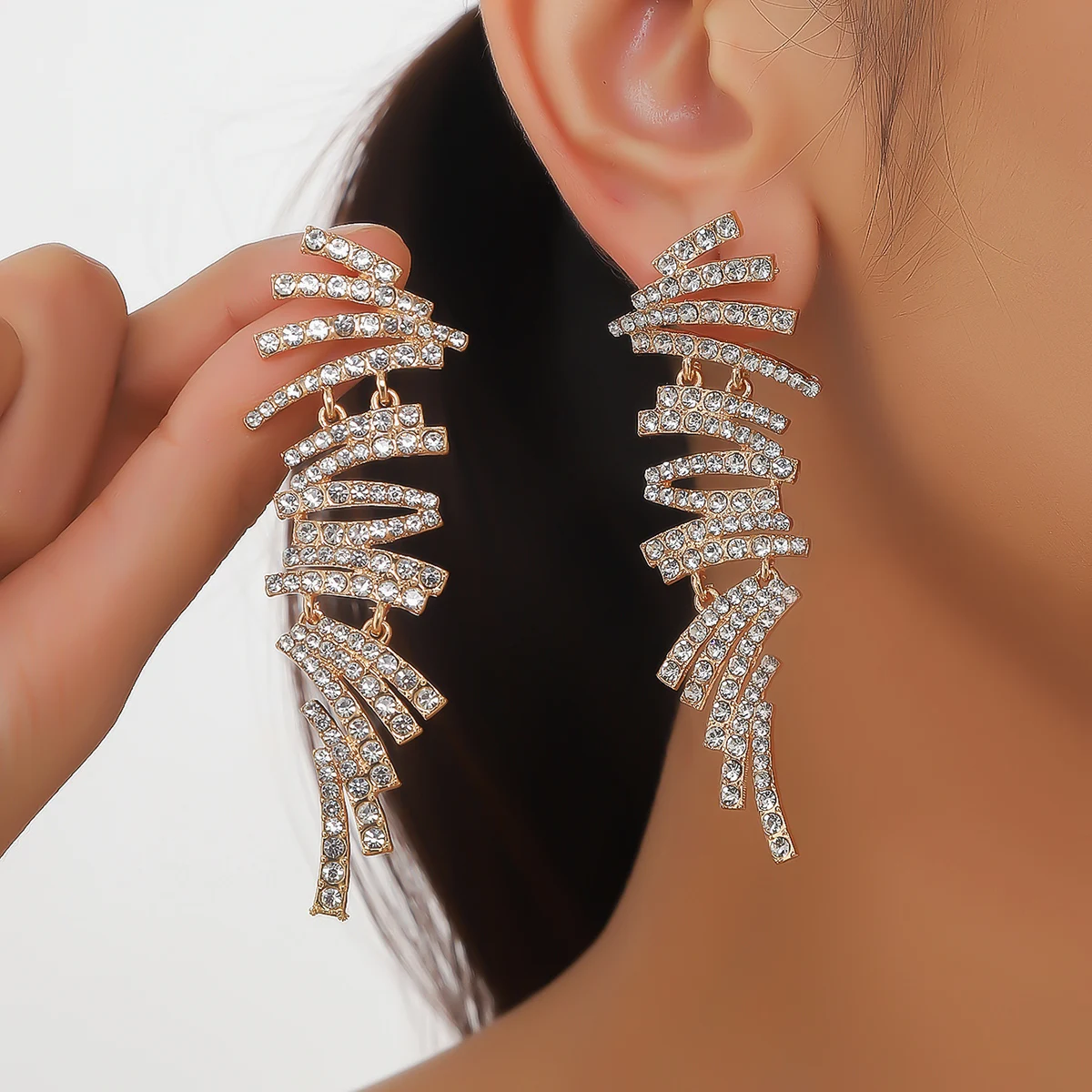

A pair of fashionable hanging earrings for women, paired with geometric creativity, irregular tassels, long earrings with rhines