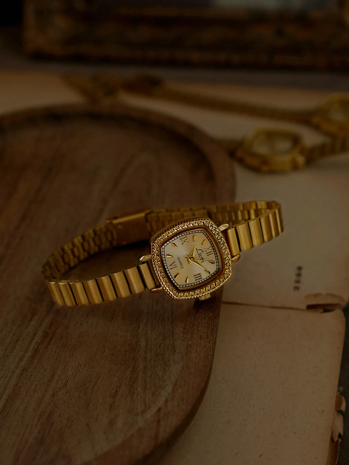 1 Piece of New French Retro Carved Pattern Gold Square Small Dial Women's Watch Fashionable Simple Elegant Luxury Elegant Compact Waterproof Stainless Steel Strap Classic Women's Quartz Watch Suitable for Daily Wear, Dinner and Other Occasions Decorative Wrist