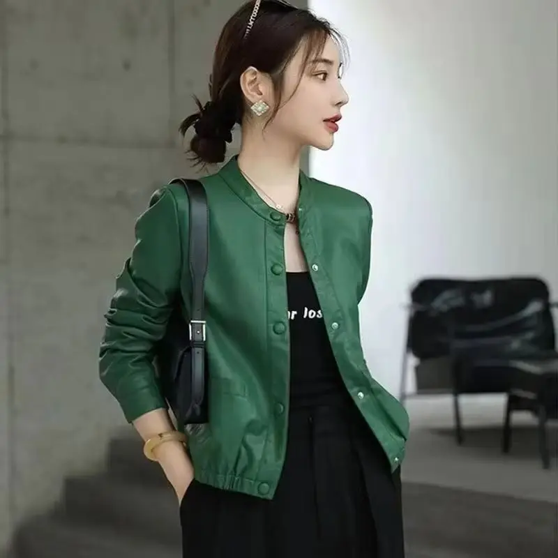 เสื้อแจ็คเก็ตหนังผู้หญิง ฤดูใบไม้ผลิ ฤดูใบไม้ร่วง 2026 รุ่นใหม่ แจ็คเก็ตหนังสั้น คอกลม แฟชั่น สไตล์นักขี่มอเตอร์ไซค์ เสื้อคลุมผู้หญิง