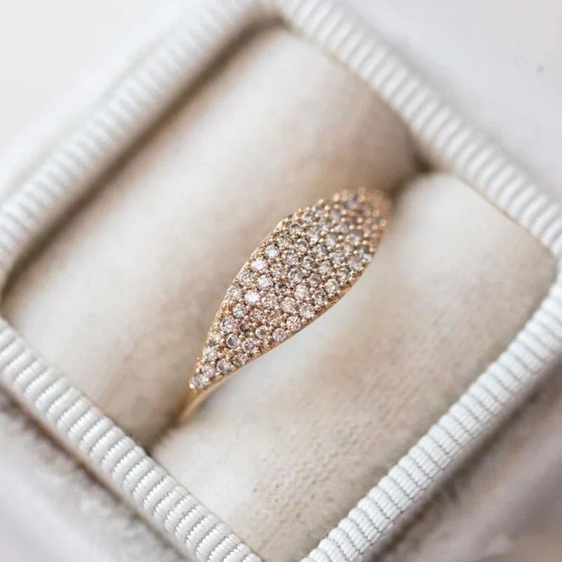 Huitan gepflasterte Zirkonia Ringe für Frauen Gold Farbe Mode Eheringe Accessoires täglich tragen exquisiten Ring heißen Schmuck