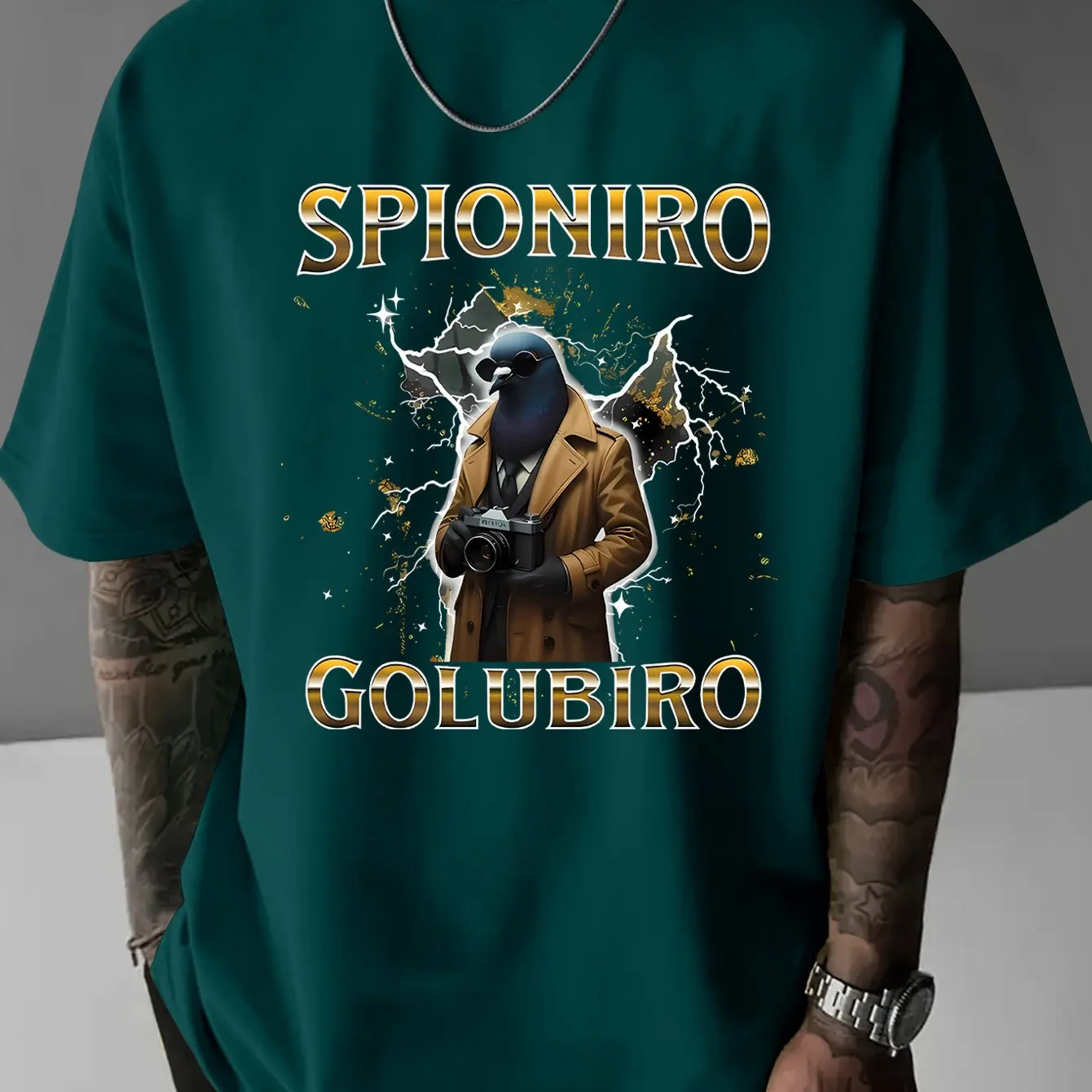 تي شيرت رجالي برسومات زرقاء فاتحة - قميص صيفي كاجوال بتصميم SPIONIRO GOLUBIRO Detective Pigeon مع طباعة جريئة وفن الطيور