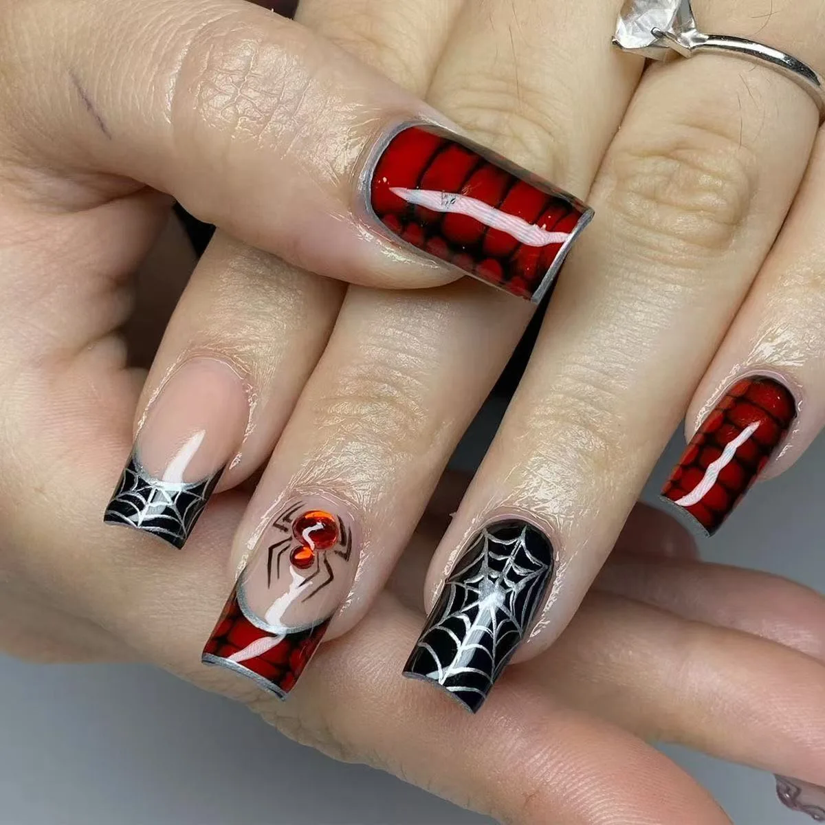 

24pcs Black Spider Decor Fake Nail Tips Halloween Dark Gothic Punk Style Press on Nail Wearable Detachable European False Nails