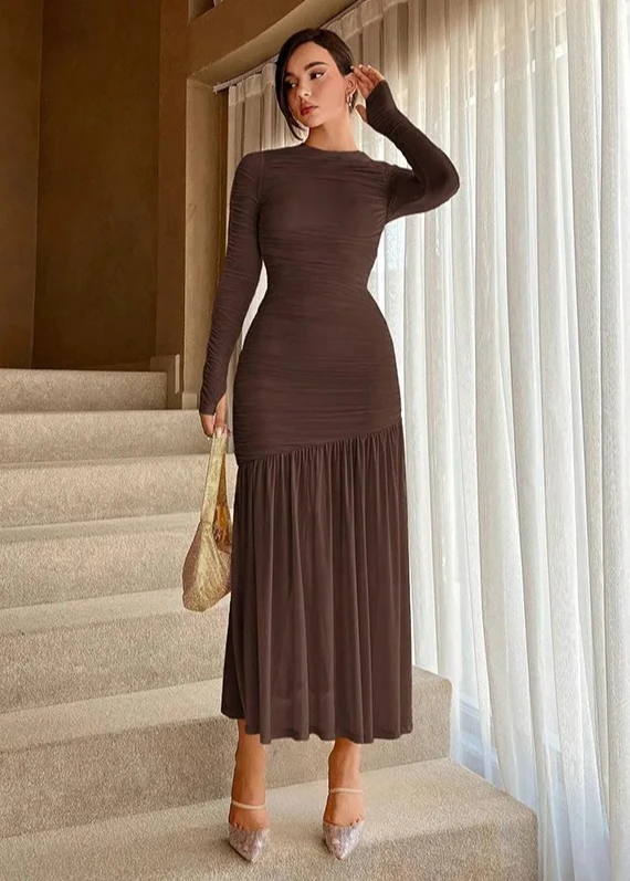 유럽과 미국 여성들의 세련된 기품을 담은 우아한 레이스 주름 라운드넥 단색 원피스